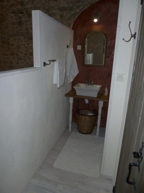 A L'Ombre Du Marronnier Gites La Peruse 部屋 写真