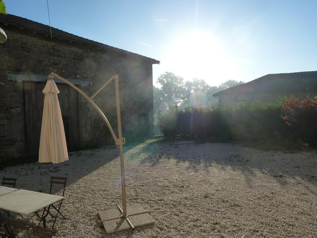 A L'Ombre Du Marronnier Gites La Peruse エクステリア 写真